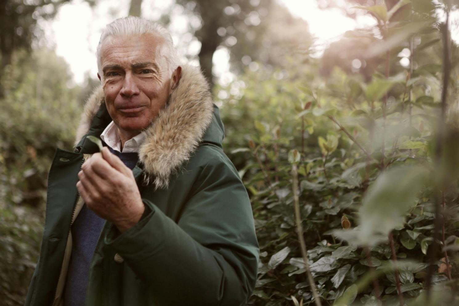 Майстер з укладання плитки за роботою в ванній кімнаті